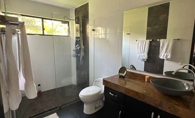 VENTA CASA EN CONJUNTO CAMPESTRE CON APARTAMENTO INDEPENDIENTE. PIEDECUESTA. PARCELA 1572 m2. Cod V8960