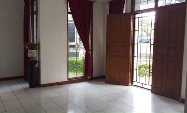 Rumah sewa potensial untuk kantor , parkir luas dekat setrasari mall