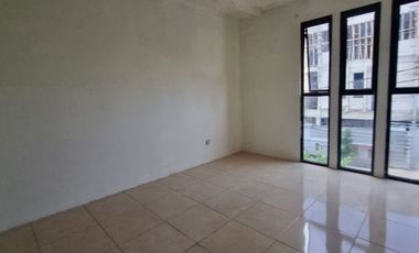 Rumah LB 180 Hadap Selatan 10 Menit ke Mall Pesona Square J-46004