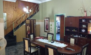 Venta casa 2 pisos 6 ambientes 4 dormitorios doble cochera pileta en San Antonio de Padua