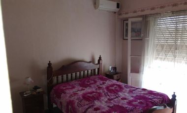 Venta casa 2 pisos 6 ambientes 4 dormitorios doble cochera pileta en San Antonio de Padua