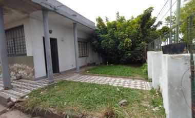 CASA EN LOTE PROPIO DE 3 AMBIENTES CON JARDÍN AL FRENTE, ENTRADA PARA AUTO Y PATIO CON PARRILLA.