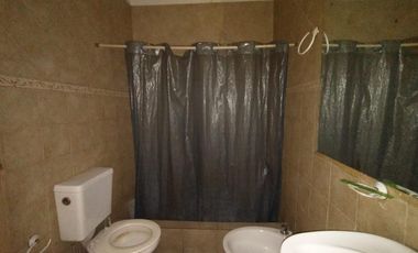 CASA EN LOTE PROPIO DE 3 AMBIENTES CON JARDÍN AL FRENTE, ENTRADA PARA AUTO Y PATIO CON PARRILLA.