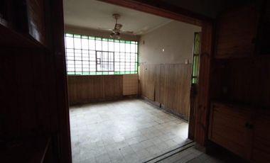 CASA EN LOTE PROPIO DE 3 AMBIENTES CON JARDÍN AL FRENTE, ENTRADA PARA AUTO Y PATIO CON PARRILLA.