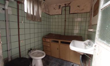 CASA EN LOTE PROPIO DE 3 AMBIENTES CON JARDÍN AL FRENTE, ENTRADA PARA AUTO Y PATIO CON PARRILLA.