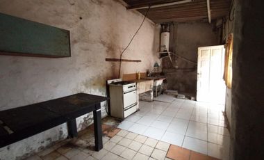 CASA EN LOTE PROPIO DE 3 AMBIENTES CON JARDÍN AL FRENTE, ENTRADA PARA AUTO Y PATIO CON PARRILLA.