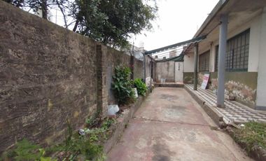 CASA EN LOTE PROPIO DE 3 AMBIENTES CON JARDÍN AL FRENTE, ENTRADA PARA AUTO Y PATIO CON PARRILLA.