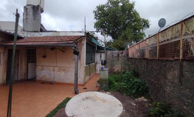 CASA EN LOTE PROPIO DE 3 AMBIENTES CON JARDÍN AL FRENTE, ENTRADA PARA AUTO Y PATIO CON PARRILLA.