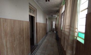 CASA EN LOTE PROPIO DE 3 AMBIENTES CON JARDÍN AL FRENTE, ENTRADA PARA AUTO Y PATIO CON PARRILLA.