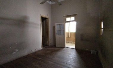 CASA EN LOTE PROPIO DE 3 AMBIENTES CON JARDÍN AL FRENTE, ENTRADA PARA AUTO Y PATIO CON PARRILLA.