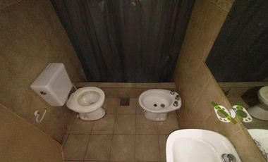 CASA EN LOTE PROPIO DE 3 AMBIENTES CON JARDÍN AL FRENTE, ENTRADA PARA AUTO Y PATIO CON PARRILLA.