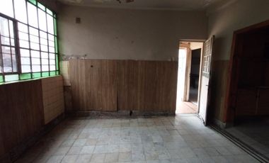 CASA EN LOTE PROPIO DE 3 AMBIENTES CON JARDÍN AL FRENTE, ENTRADA PARA AUTO Y PATIO CON PARRILLA.