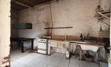 CASA EN LOTE PROPIO DE 3 AMBIENTES CON JARDÍN AL FRENTE, ENTRADA PARA AUTO Y PATIO CON PARRILLA.