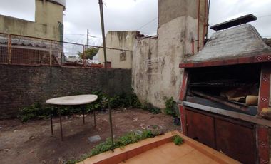 CASA EN LOTE PROPIO DE 3 AMBIENTES CON JARDÍN AL FRENTE, ENTRADA PARA AUTO Y PATIO CON PARRILLA.