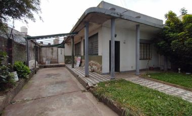 CASA EN LOTE PROPIO DE 3 AMBIENTES CON JARDÍN AL FRENTE, ENTRADA PARA AUTO Y PATIO CON PARRILLA.