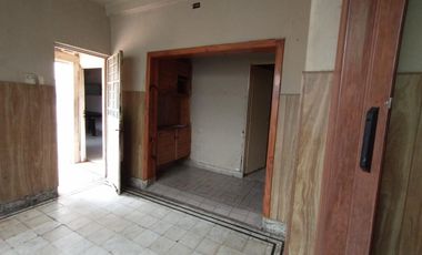 CASA EN LOTE PROPIO DE 3 AMBIENTES CON JARDÍN AL FRENTE, ENTRADA PARA AUTO Y PATIO CON PARRILLA.