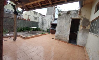 CASA EN LOTE PROPIO DE 3 AMBIENTES CON JARDÍN AL FRENTE, ENTRADA PARA AUTO Y PATIO CON PARRILLA.