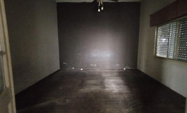 CASA EN LOTE PROPIO DE 3 AMBIENTES CON JARDÍN AL FRENTE, ENTRADA PARA AUTO Y PATIO CON PARRILLA.