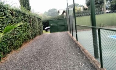 ESPECTACULAR TERRENO CON CANCHA DE TENIS