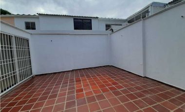 SE ARRIENDA CASA BARRIO LOS CORTIJOS USO RESIDENCIAL - COMERCIAL