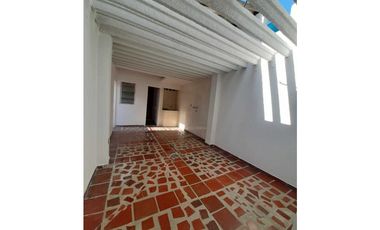 SE ARRIENDA CASA BARRIO LOS CORTIJOS USO RESIDENCIAL - COMERCIAL
