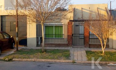 Casa con parque y parrilla - Bº Jardin- La Plata 116 entre 84 y boulevard 119