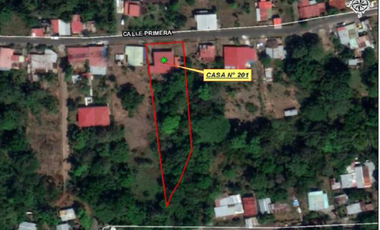 CASA CON TERRENO DE 3.370M2  EN ALCALDE DIAZ
