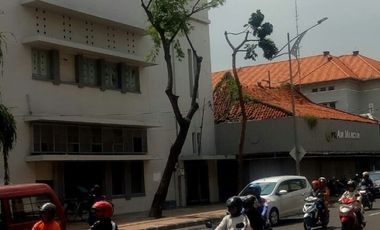 Di jual kantor/gedung jalan veteran, tengah kota surabaya
