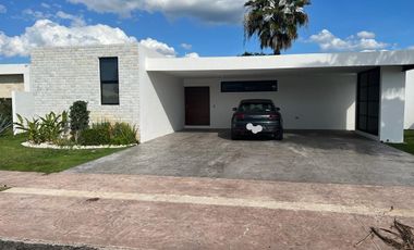 Casa en venta de una planta con piscina Privada Komchen Merida Yucatan