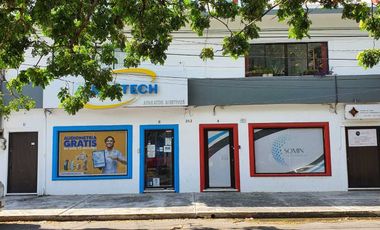 Oficina en planta baja, con vista a la calle y 4 privados sobre la Av. Bolívar