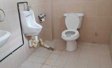 Oficina en planta baja, con vista a la calle y 4 privados sobre la Av. Bolívar