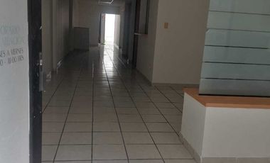 Oficina en planta baja, con vista a la calle y 4 privados sobre la Av. Bolívar