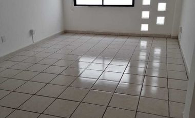 Oficina en planta baja, con vista a la calle y 4 privados sobre la Av. Bolívar