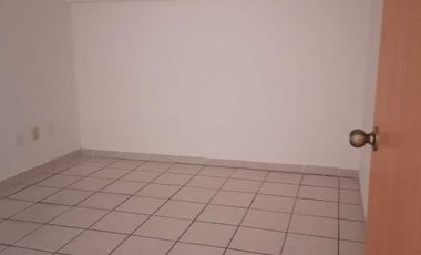 Oficina en planta baja, con vista a la calle y 4 privados sobre la Av. Bolívar