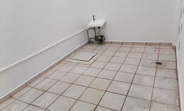 Oficina en planta baja, con vista a la calle y 4 privados sobre la Av. Bolívar