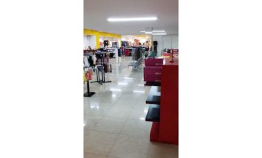Se alquila Local en Supercentro Los Pueblos de 369 mts $6500