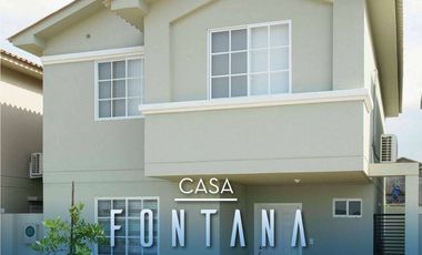 Casa esquinera de venta con acabados de lujo en urbanización Casa Laguna La Aurora, Guayaquil