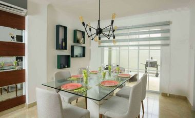 Casa esquinera de venta con acabados de lujo en urbanización Casa Laguna La Aurora, Guayaquil