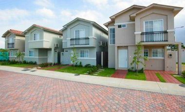 Casa esquinera de venta con acabados de lujo en urbanización Casa Laguna La Aurora, Guayaquil