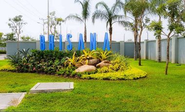 Casa esquinera de venta con acabados de lujo en urbanización Casa Laguna La Aurora, Guayaquil