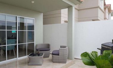 Casa esquinera de venta con acabados de lujo en urbanización Casa Laguna La Aurora, Guayaquil