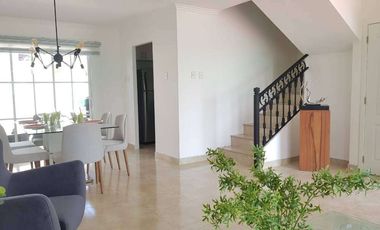 Casa esquinera de venta con acabados de lujo en urbanización Casa Laguna La Aurora, Guayaquil