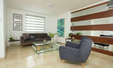 Casa esquinera de venta con acabados de lujo en urbanización Casa Laguna La Aurora, Guayaquil