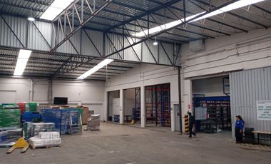 VENTA Amplia bodega con Oficinas