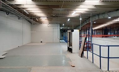 VENTA Amplia bodega con Oficinas