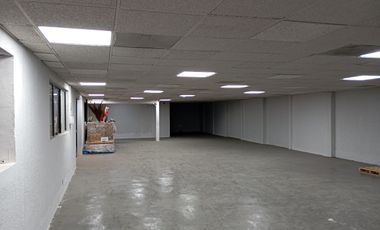 VENTA Amplia bodega con Oficinas