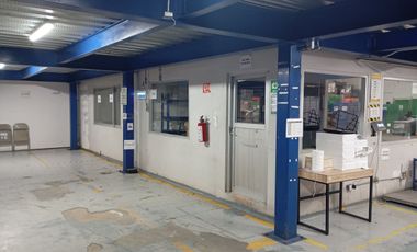 VENTA Amplia bodega con Oficinas
