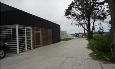 Moderno galpón, ex fábrica de reciclado plasticos. Apto varios emprendimientos.