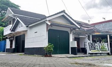 Rumah 2 lantai hook dalam perumahan di jln Wates KM 9
