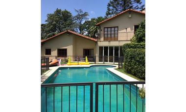 IMPORTANTE E IMPECABLE CHALET EN VENTA ITUZAINGO NORTE  AMPLIO PARQUE